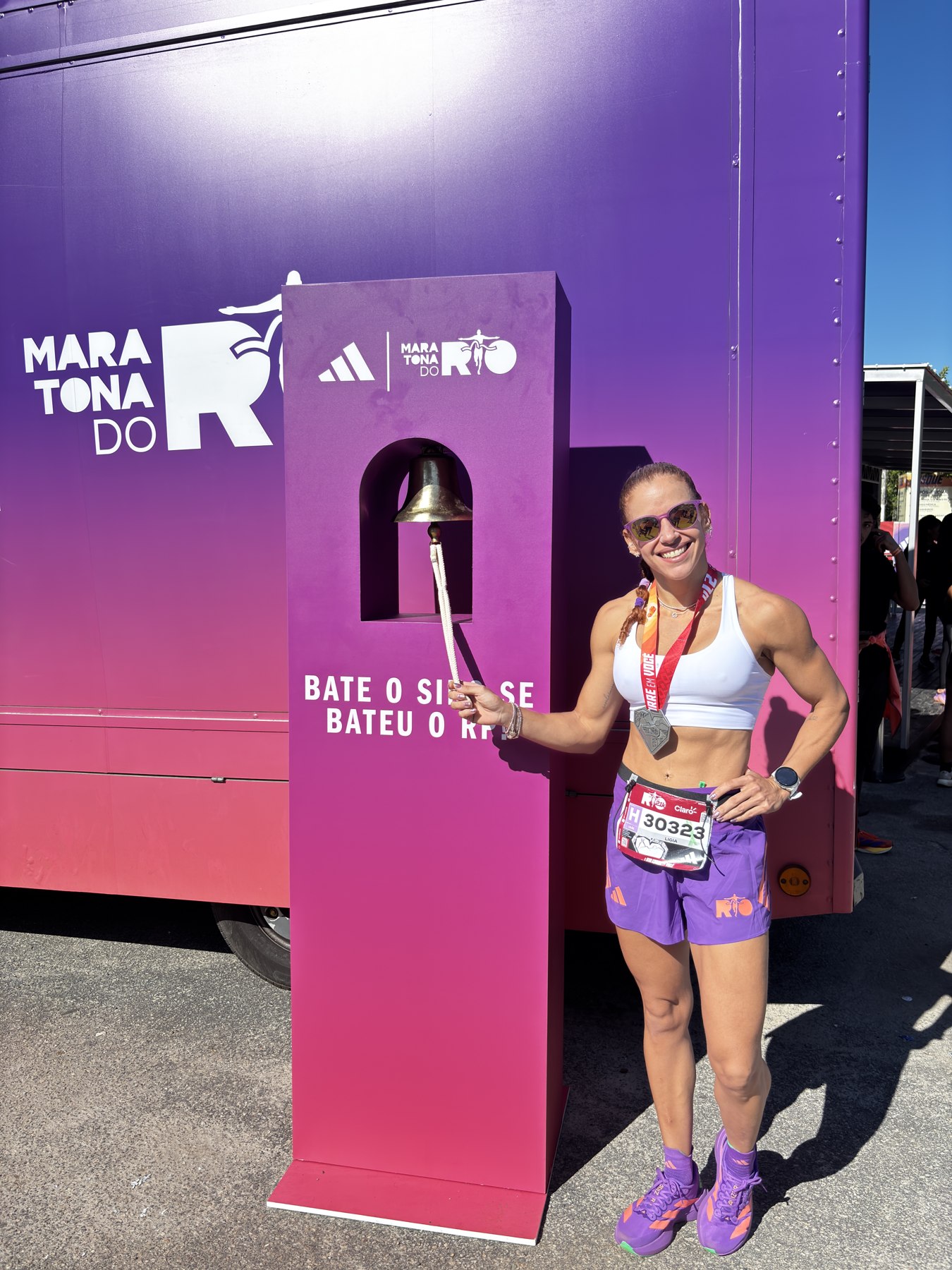 Ligia Nassif com a medalha da Meia Maratona do Rio